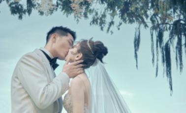 杨紫晒一字肩高马尾美照，她的代表作有哪些？