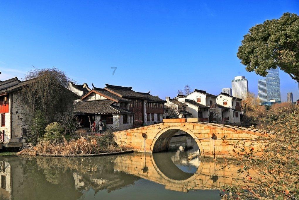 江苏一副局长和女教师在车内死亡，知情人称因一氧化碳中毒，多部门介入